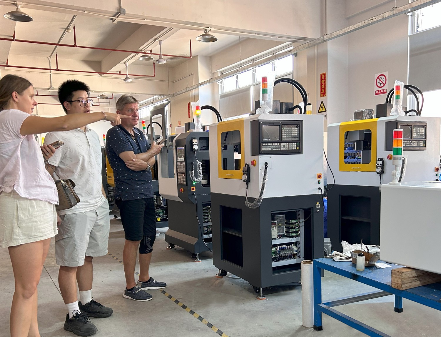 捷克客戶蒞臨育菁裝備考察桌面級加工中心，深化技術交流合作